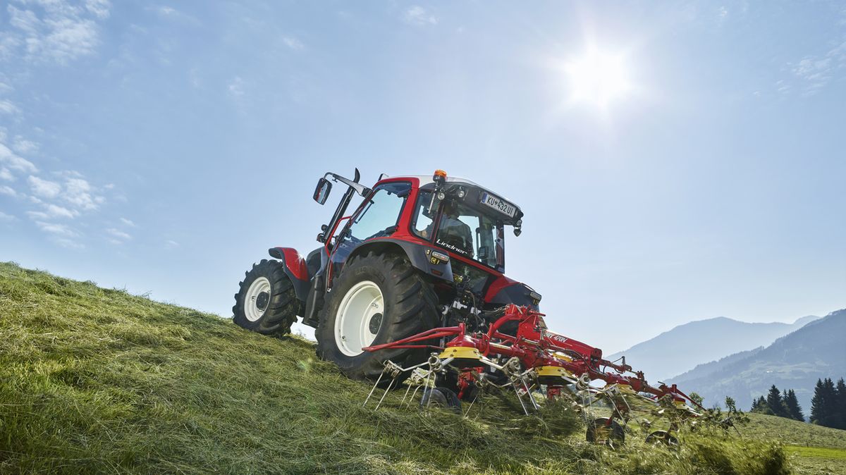 Rakouský farmář si skokem z traktoru zachránil život